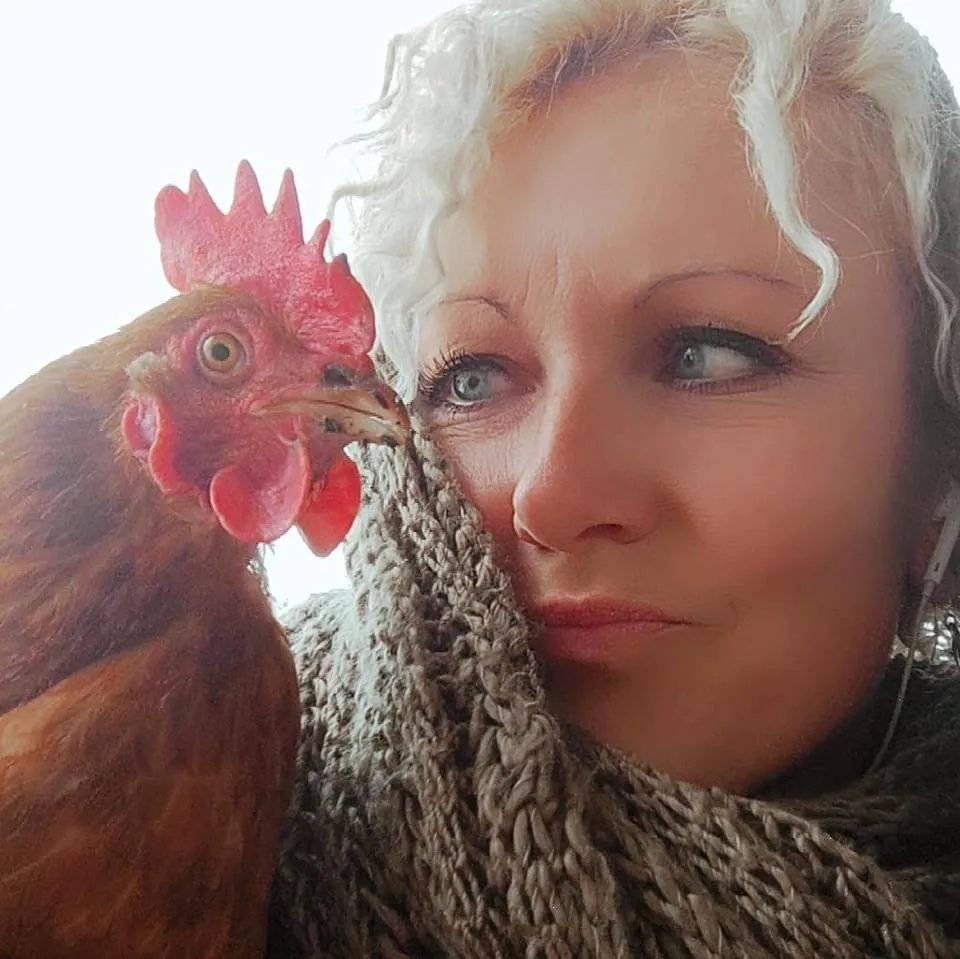 Gerda mit Huhn bei I hob an Vogel in Brixlegg / Tirol