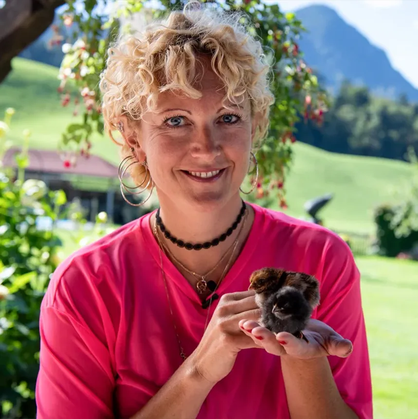 Gerda mit Küken bei I hob an Vogel in Brixlegg / Tirol
