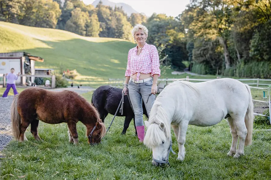 Gerda mit ihren Ponys bei I hob an Vogel in Brixlegg / Tirol