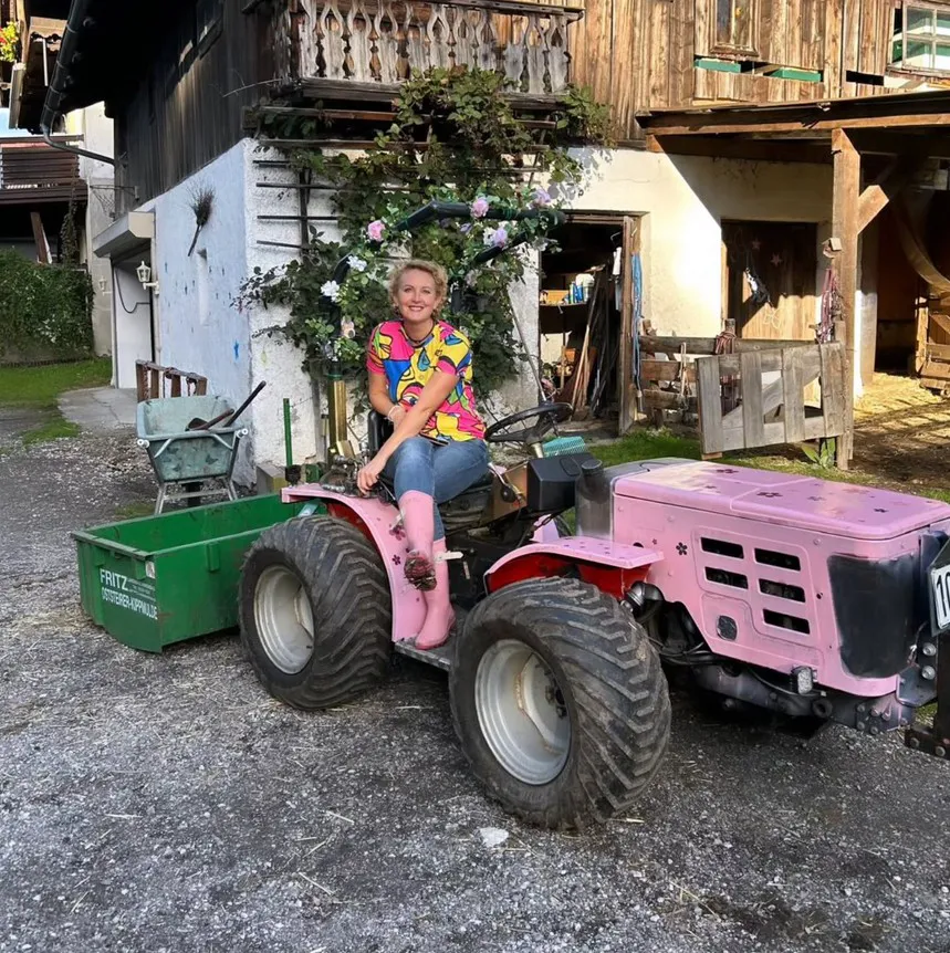 Gerda mit rosarotem Traktor bei I hob an Vogel in Brixlegg / Tirol