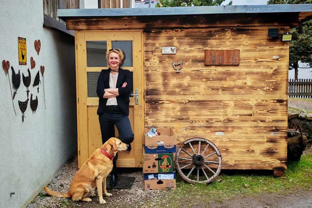 Gerda vor Containter für Lebensmittelrettung bei "I hob an Vogel" in Brixlgegg / Tirol