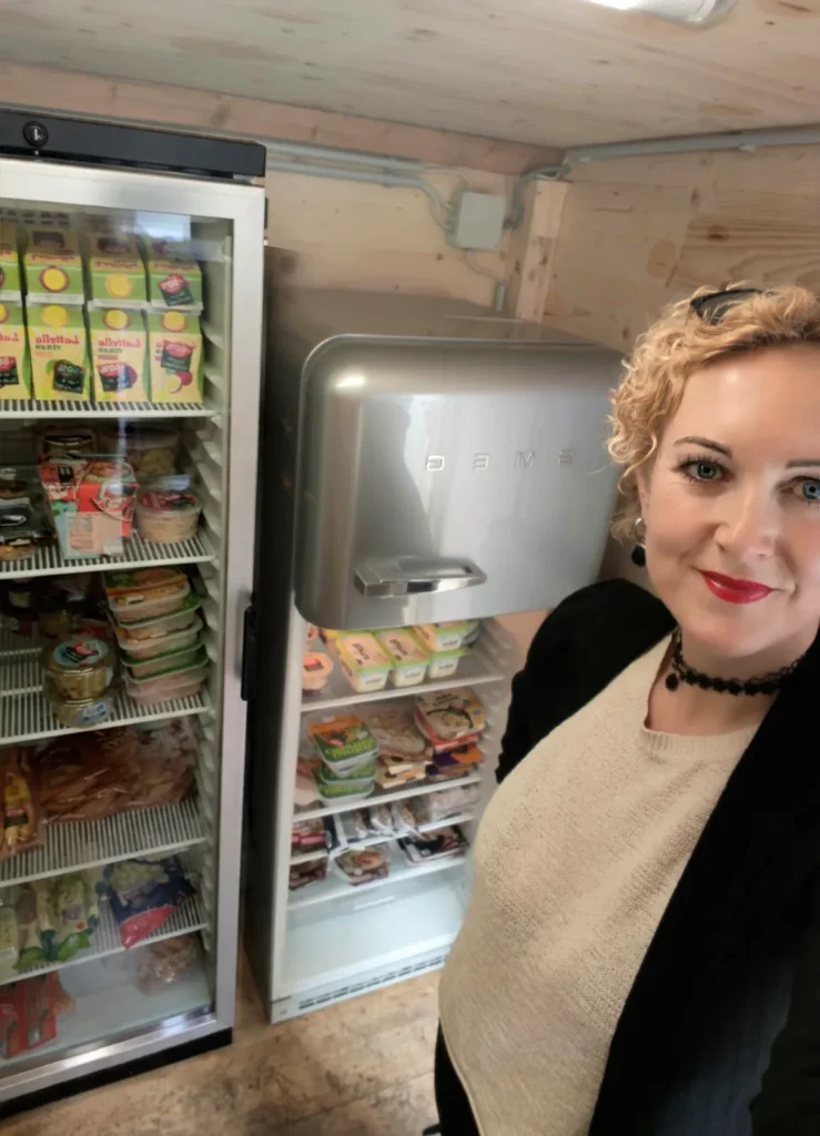 Gerda vor dem Kühlschrank - Lebensmittelrettung bei "I hob an Vogel" in Brixlgegg / Tirol